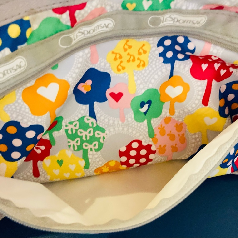 LeSportsac Multicolor Heart and Tree Print Bag. Excellent Condition - Picture 6 of 7